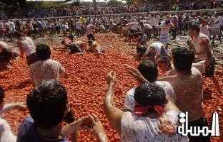 عشرات الالاف بمهرجان فى اسبانيا يتراشقون ب 170 طن من الطماطم