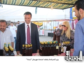 الفايز وزير سياحة الاردن  يتفقد اجنحة مهرجان - اردننا-