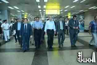 وزير الطيران يتفقض استعدات مطار القاهرة لاستقبال موسم الأجازات وعودة الحجاج