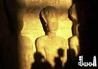 الشمس تتعامد على وجه تمثال رمسيس الثانى لمدة 20 دقيقة في أبو سمبل