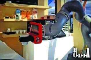 بالفيديو ...دبي تعرض نموذج أول مقهى للروبوتات في العالم