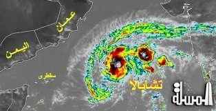 سقطرى تتعرض الى إعصار (تشابالا) مهددا اليمن بالغرق وسط الامواج العاتية
