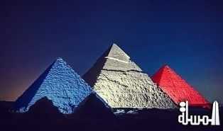 سفارة فرنسا تشكر مصر على إضاءة الأهرامات بألوان علم بلادها تضامنا مع ضحاياها