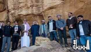 الامير سلطان يزور مواقع الرسوم الصخرية في جبة بمنطقة حائل