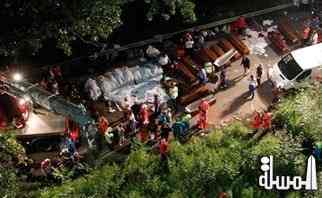 مصرع واصابة 25 سائحا صينيا اثر سقوط حافلة بتايلاند