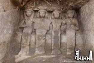 بالصور.. الاثار تكتشف 6 تماثيل في منطقة جبل السلسلة بأسوان