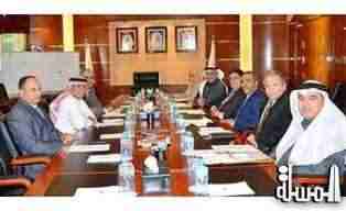 وزير السياحة يناقش قضايا قطاع المصارف والتأمين بغرفة تجارة وصناعة البحرين