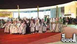 جناح هيئة السياحة بمهرجان الجنادرية يدرب الأطفال على العرضة السعودية