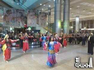 الفنون الشعبية المصرية واليونانية والهندية فى احتفالية سياحية بمطار القاهرة