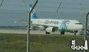 خاطف الطائرة المصرية مازال على متنها بصحبة قائدها ومساعده و 5 ركاب