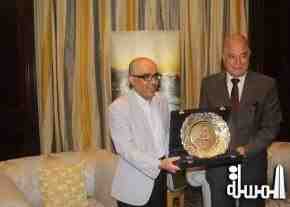 فودة يمنح رئيس منظمة السياحة العربية درع جنوب سيناء