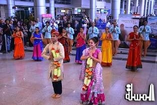 بالصور .. فرقة بوليوود الهندية تقدم  عرض فنى راقص بصالة القادمين بمطار القاهرة