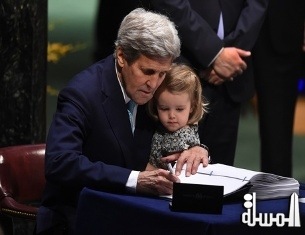 بالفيديو ... حفيدة كيرى تشهد توقيع 175 دولة على (اتفاق باريس) للمناخ