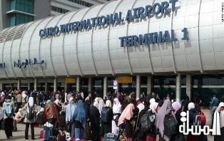 شرطة مطار القاهرة تطالب مندوبى شركات السياحة استخدام لافتات بأسماء عملائهم