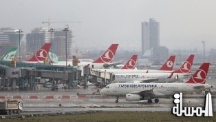 فرنسي يروي مأساة المهاجرين المسافرون في مطار اسطنبول