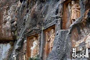 الصخور الرجال التاريخية آثار فريدة ومشوبة بالأسرار تجذب السيّاح