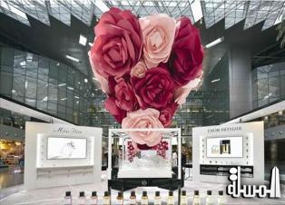 مطار حمد الدولي يتزين بتحفة جدارية من الورود