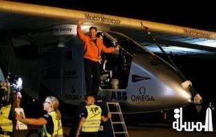 وزير الطيران المصرى يستقبل - سولار أمبالس 2- أول طائرة تعمل بالطاقة الشمسية فى العالم
