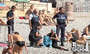 السلطات الفرنسية تجبر امرأة على خلع البوركيني بشاطىء نيس