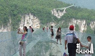 الصين تغلق اطول جسر زجاجي في العالم بسبب تدفق الزوار
