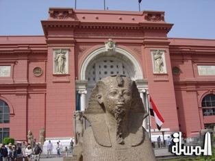 مواطن يسلم المتحف المصري قناعا أثريا يعود للعصور القديمة