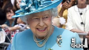 ملكة بريطانيا تزيح الستار عن لوحه لها فى لندن
