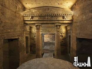 ترميم الأجزاء المتساقطة بمقبرة كوم الشقافة الاثرية بالإسكندرية