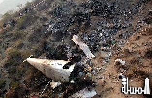 موظفو الخطوط الباكستانية يذبحون خروفا لابعاد الفأل السيىء بعد تحطم طائرات