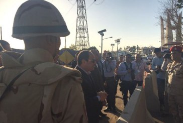 الرئيس السيسى فى زيارة للسد العالي ويصافح السائحين بشوارع أسوان