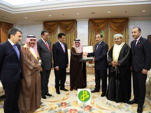تقلد رئيس موريتانيا محمد ولد عبدالعزيز، أمس الاثنين، وسام السياحة العربية من الدرجة الممتازة، تقديرا وعرفانا بالدور الكبير الذي تقوم به الجمهورية الإسلام