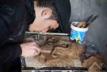 فنان عراقي يصنع نسخا مصغرة للآثار الأشورية التى دمرها التنظيم الارهابى