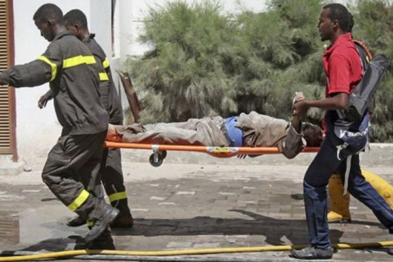 قتل 6 أشخاص على الأقل وأصيب آخرون، صباح اليوم الأربعاء، في هجوم مسلح استهدف فندق بولاية بونتلاند، شمال شرقي الصومال، بالتزامن مع انتخابات رئاسية تشهدها البلاد.