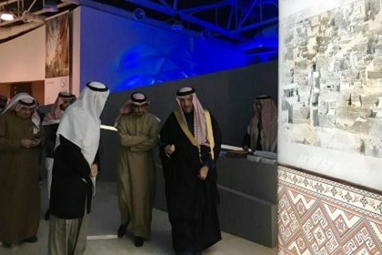 زار الأمير سلطان بن سلمان بن عبد العزيز رئيس الهيئة العامة للسياحة والتراث الوطني جناح الهيئة (واحة السياحة والتراث) في مقر المهرجان الوطني للتراث والثقافة بالجنادرية.
