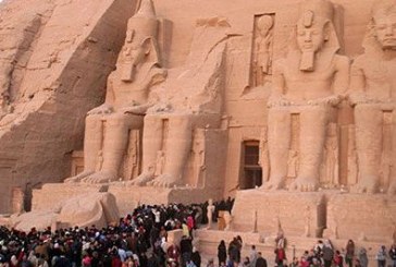 وزير سياحة مصر يؤكد خلال احتفالات أبو سمبل بتعامد الشمس على وجه رمسيس الثانى بداية التدفق السياحى