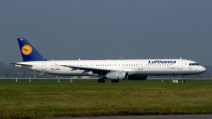 لوفتهانزا الألمانية للطيران، إلى اتفاق مع موظفيها، يقضي بزيادة رواتبهم 8.7%، في مسعى لإنهاء خلاف تسبب بالعديد من الإضرابات منذ عام 2014.