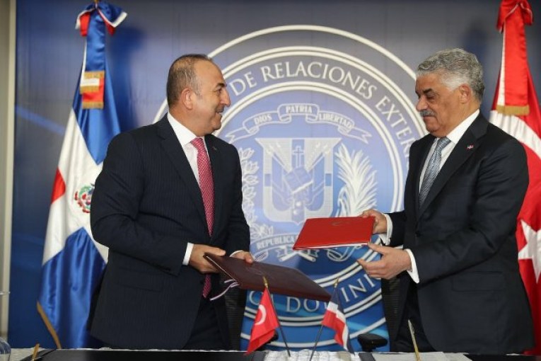 . توقيع وزير الخارجية التركي "مولود جاويش أوغلو" مع وزير خارجية جمهورية الدومينيكان "ميغيل فارغاس"اتفاقية مشتركة في القطاع السياحي.