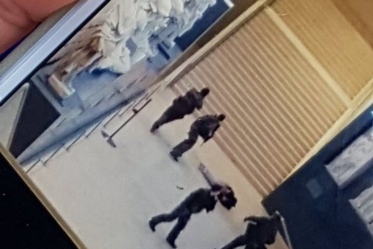 باريس "المسلة" أطلق جندي فرنسي الرصاص على شخص هاجمه بسكين وحاول طعنه قرب متحف اللوفر في العاصمة الفرنسية، اليوم الجمعة 3 فبراير/شباط.
