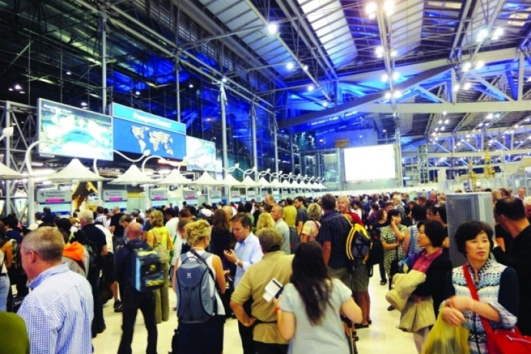أكد متحدث باسم حكومة تايلاند سانسيرن كايوكامنرد أمس أن الحكومة مددت برنامجها للتأشيرات السياحية المجانية، إلى 21 دولة،