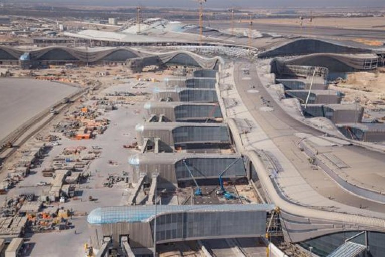 تعكف مطارات أبوظبي حاليا على إنشاء ثلاثة مناطق حرة في الأراضي التابعة لمطارات أبوظبي