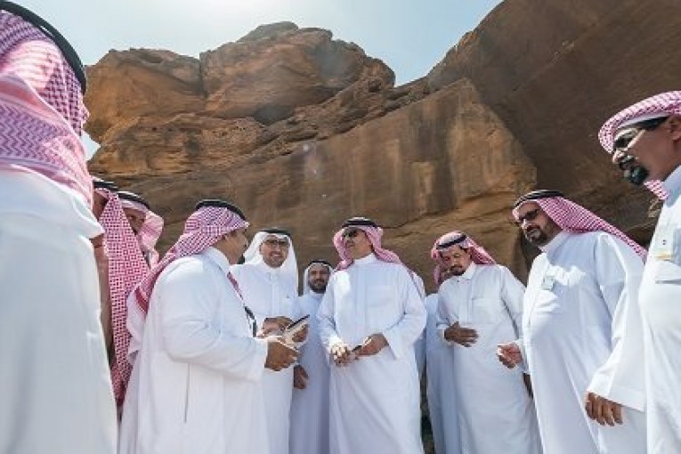 رئيس هيئة السياحة يزور موقع النقوش الصخرية في الشويمس بمنطقة حائل