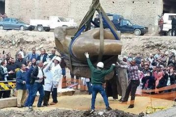 الاثار تنقل التمثال الملكي الي المتحف المصري بالتحرير