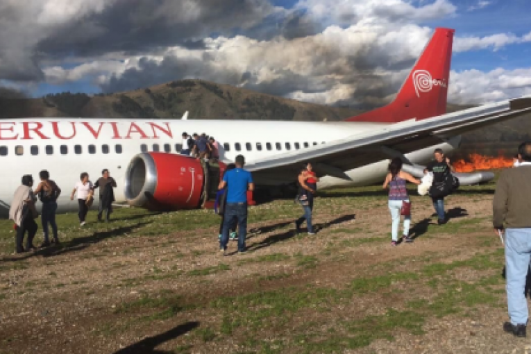 بالفيديو والصور..اصابة 26 شخص بتحطم طائرة ركاب بمطار بيرو