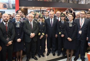 وزير سياحة تركيا يزور جناح بلاده فى معرض بورصة برلين