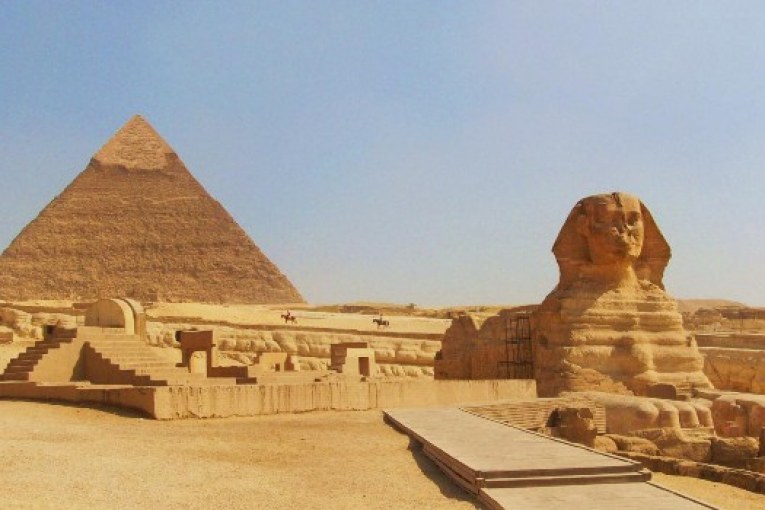 وضعت السلطات المصرية شركات السياحة في مصر، بمأزق كبير مع وكلاء السياحة والسفر