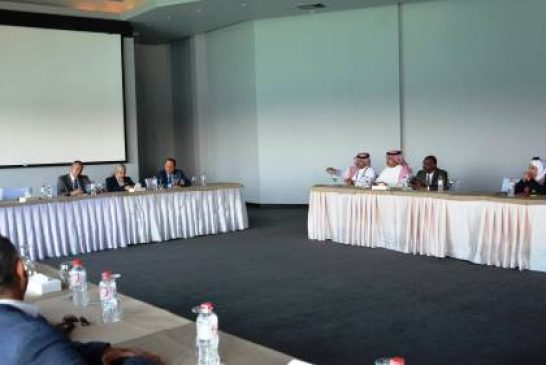 عبد الله يلتقى بوفد من جمعية خبراء السياحة العرب بالغردقة 1