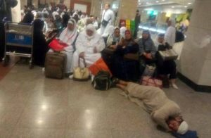 مطار القاهرة يشهد حالة من تكدس الركاب بسبب تأخر طائرات رحلات "المعتمرين"