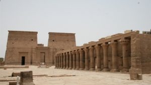 المعالم الأثرية فى تونا الجبل بالمنيا تستقبل وفد سياحى المانى