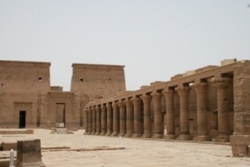 المعالم الأثرية فى تونا الجبل بالمنيا تستقبل وفد سياحى المانى