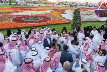 رئيس هيئة السياحة يزور مهرجان ورد الطائف     