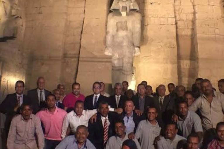 بالصور..وزير الاثار يزيح الستار عن تمثال رمسيس الثاني بمعبد الأقصر بعد ترميمه